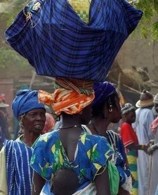加纳女人铁头功 轻松顶起百斤重物