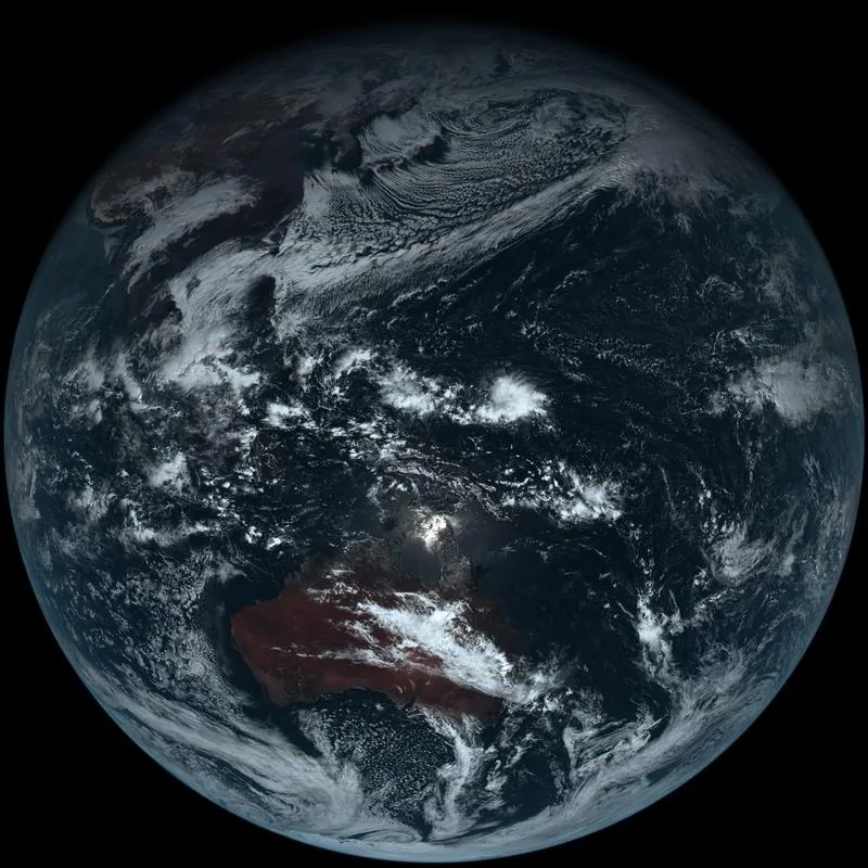 
日本氣象衛星「向日葵8號」（Himawari-8）拍攝到地球細部影像，呈現地球最真實的顏色。（圖取自日本氣象廳www.jma.go.jp）