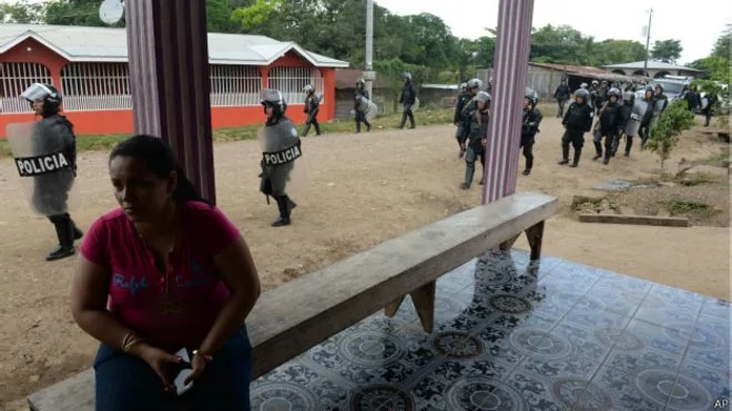 尼加拉瓜防暴警察进入图勒小镇