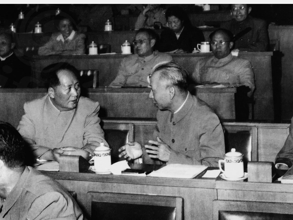 毛澤東與劉少奇在交談（網絡圖片）