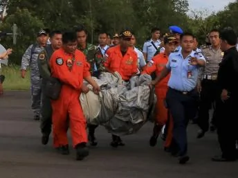 印尼搜救人员从海中回收亚航失事班机残片2014年12月30日加里曼丹岛中部庞卡兰邦