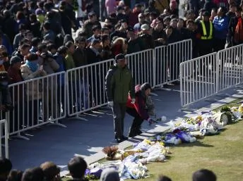 上海外滩2014年12月31日跨年活动发生拥挤踩踏事故造成至少36人丧生。次日，当地居民在事发地点鲜花，哀悼遇难者。