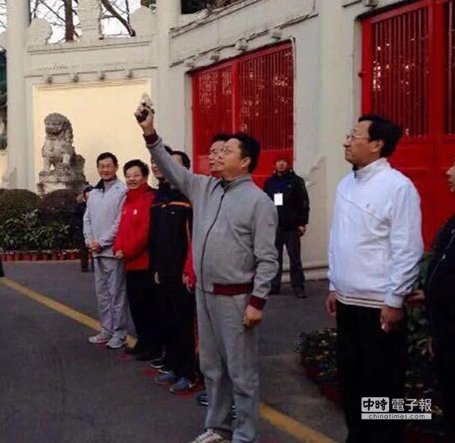 南京市委書記楊衛澤（圖中）元旦主持長跑活動鳴槍。4日中紀委發布他遭調查。（取自大陸官網）
