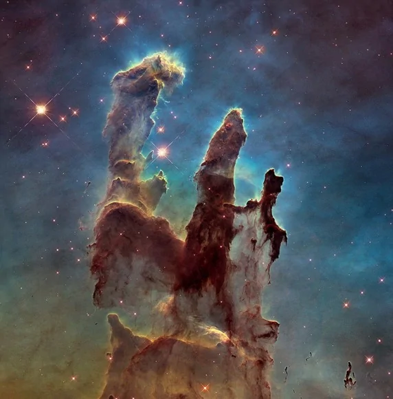 哈勃望远镜最新拍摄的照片显示，“创生之柱”比原始照片上的更清晰，视野也更加广阔。（网页截图）_调整大小