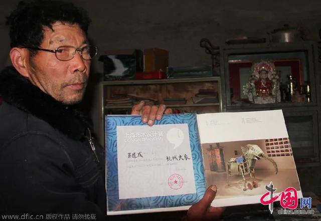 湖北一农民骑着自制“木牛流马”拉风上路