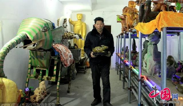 湖北一农民骑着自制“木牛流马”拉风上路