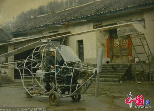 湖北一农民骑着自制“木牛流马”拉风上路