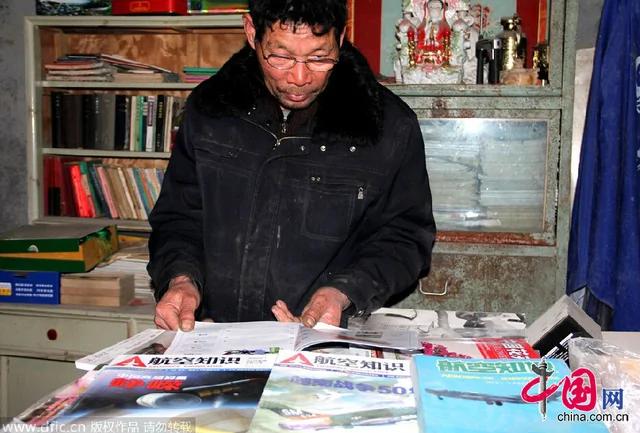 湖北一农民骑着自制“木牛流马”拉风上路