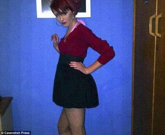 英国18岁少女“雌雄同体” 看心情变换性别生活