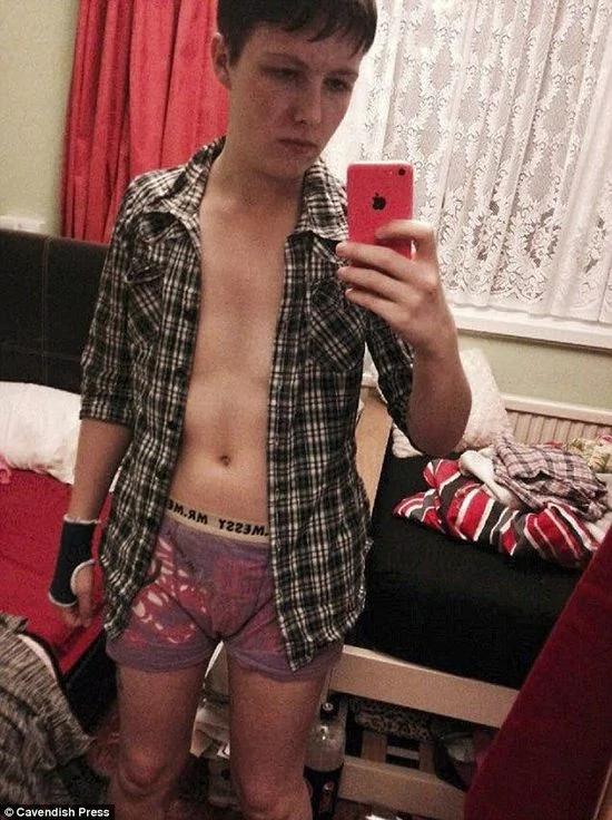 英国18岁少女“雌雄同体” 看心情变换性别生活