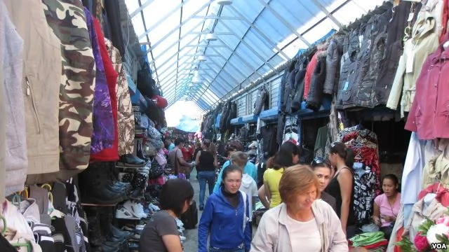 俄罗斯西伯利亚东部雅库特地区一处中国过商贩集中的市场(美国之音白桦拍摄)