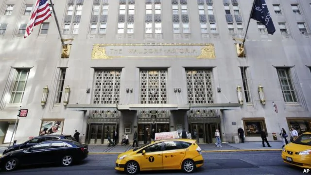 一輛出租車駛過紐約著名的華爾道夫酒店。（2014年10月6日）