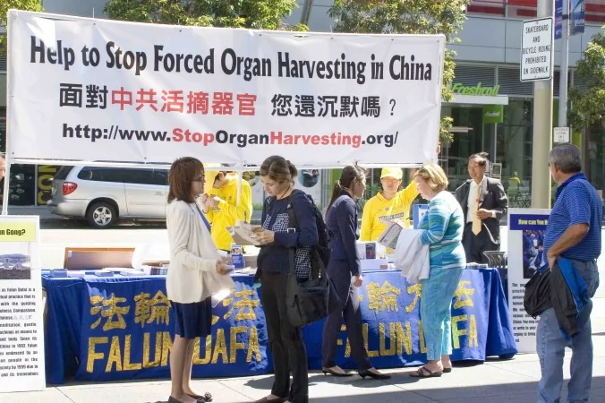 Participants in the World Transplant Congress sign a petition calling for the end of forced organ harvesting in China, on July27,2014, in San Francisco.(Zhou Rong/Epoch Times)