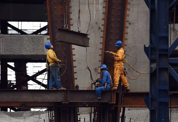 北京的一个建筑工地。北京的钢材价格大幅下跌，铁矿石进口量减少。