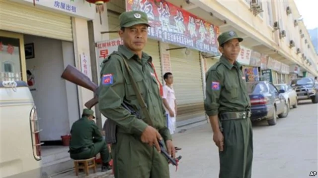 2009年9月8日緬甸北方果敢同盟軍在市場站崗（資料照片）