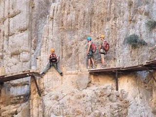 “世上最危险步道”吸引登山客朝圣