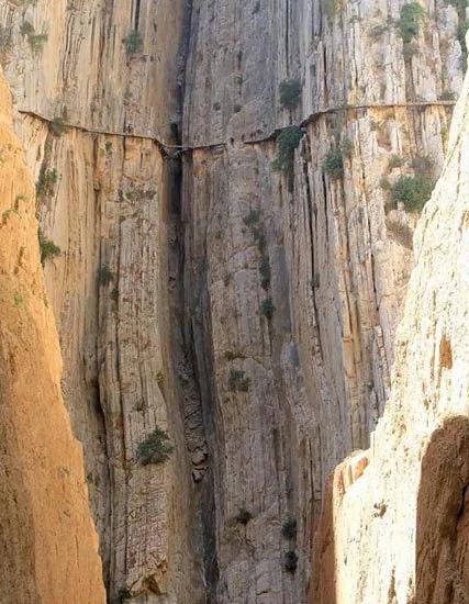 “世上最危险步道”吸引登山客朝圣