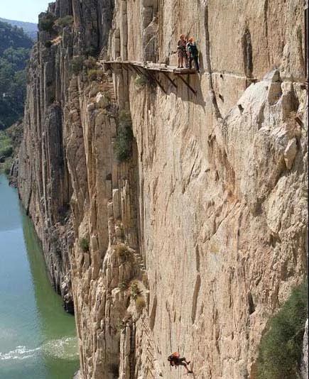 “世上最危险步道”吸引登山客朝圣