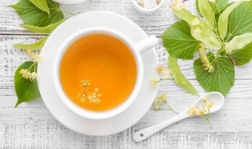 别越喝越缺水!喝对4种饮料解决胀气问题