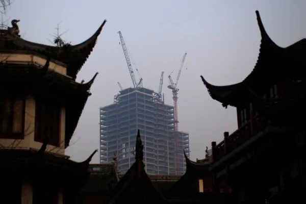 上海地区的在建大楼。随着资金流出中国，人民币不断下跌。