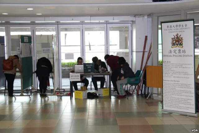 香港大学学生会举行换届选举及退联公投（美国之音海彦拍摄）