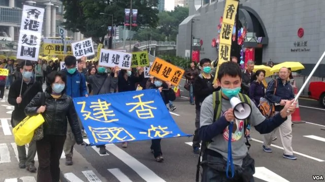 2月1日數萬香港人的爭取真普選大遊行中，有人要求香港獨立（美國之音海彥拍攝）