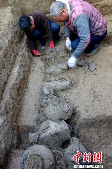 河南周口出土2000多年前青铜剑 仍寒光逼人