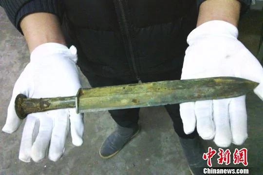 河南周口出土2000多年前青铜剑 仍寒光逼人