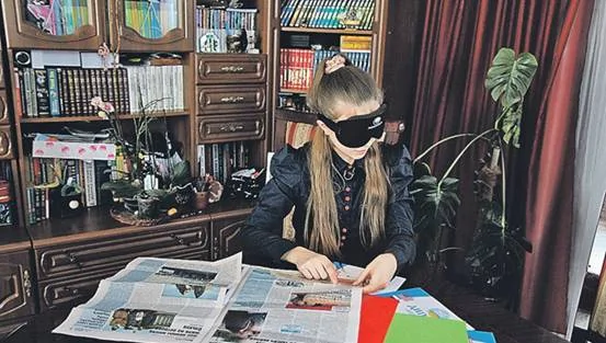 俄罗斯女孩疑有'第三只眼'蒙住眼睛能看见东西