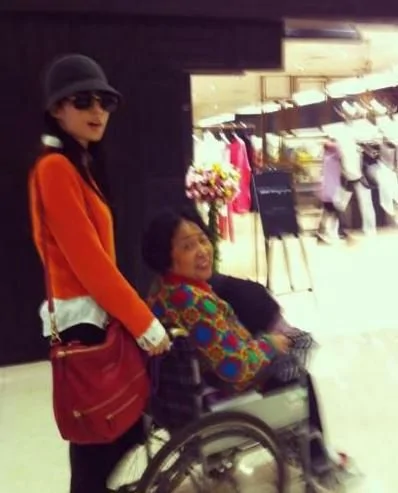 刘亦菲陪外婆逛商场显孝心