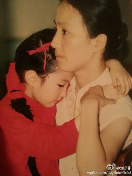 刘亦菲靠在妈妈怀里