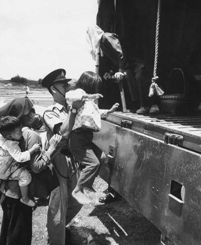 62年港人为救大陆饥民躺在车前阻止遣返