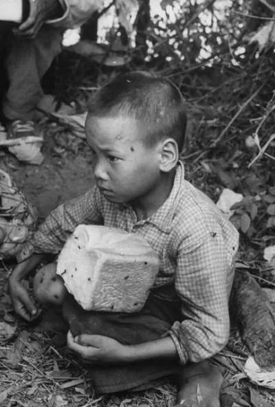 62年港人为救大陆饥民躺在车前阻止遣返