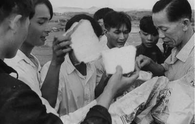 62年港人为救大陆饥民躺在车前阻止遣返