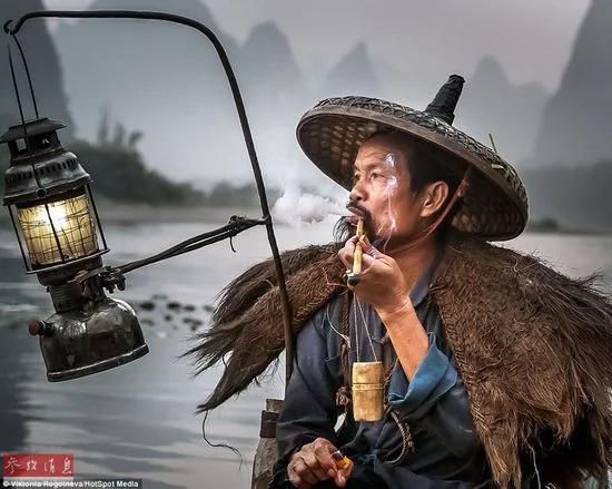 唯美意境: 外国摄影师记录中国最原始捕鱼法