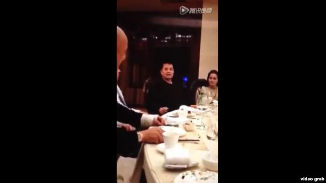 中國央視著名主持人畢福劍在私人聚餐上調侃毛澤東（網絡視頻截圖）