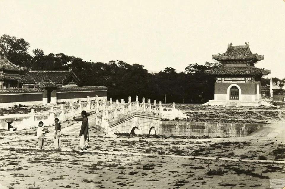 在自拍杆和游客潮诞生之前:清朝时的北京旧照