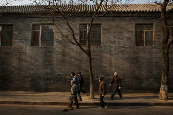 行人們經過北京一座守衛嚴密的建築，這裏據信是前中國共產黨中央政治局成員王兆國的住所。