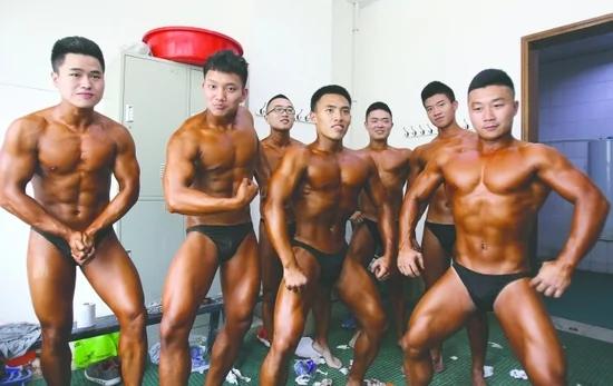 成都大学健美班学生照蹿红网络 完美的人鱼线