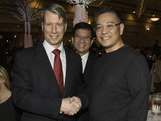 程慕陽與自由黨國會議員代表Andrew Leslie合影。