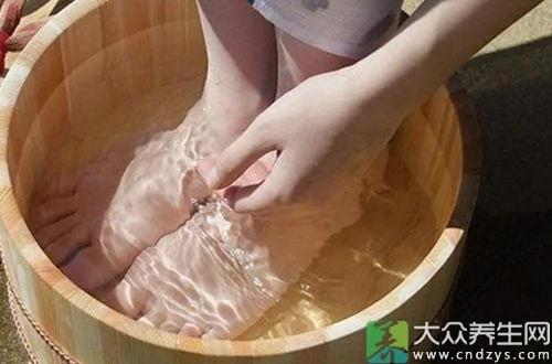 三种人泡热水脚竟能致命