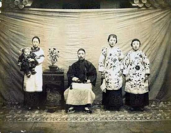 民国罕见"夫妻照":一妻十二妾