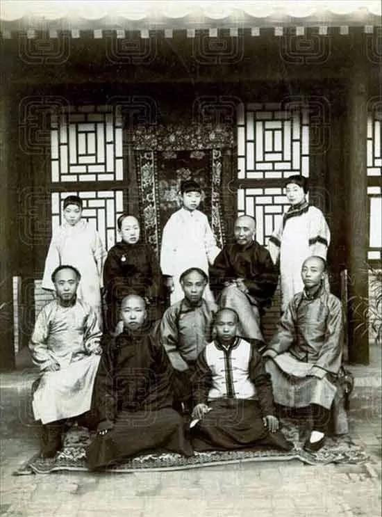 民国罕见"夫妻照":一妻十二妾