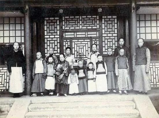 民国罕见"夫妻照":一妻十二妾