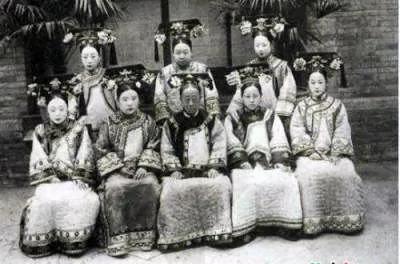 民国罕见"夫妻照":一妻十二妾
