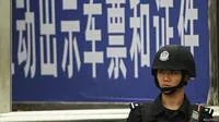 身穿防暴裝備的警察在廣東廣州火車站外站崗（6/5/2014）