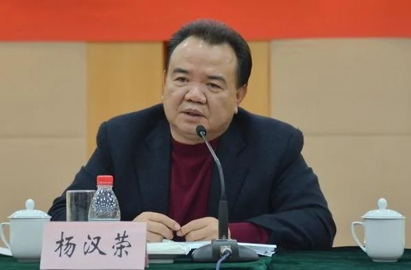 奉贤区规划和土地管理局原党委副书记、局长杨汉荣