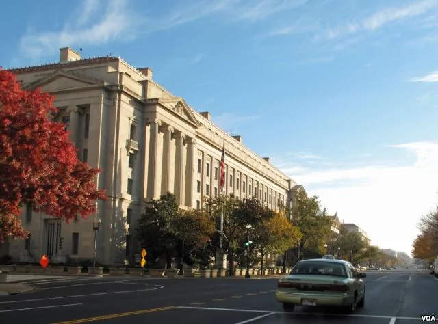 一辆出租车在华盛顿美国司法部总部大楼附近的街道行驶。（资料照）