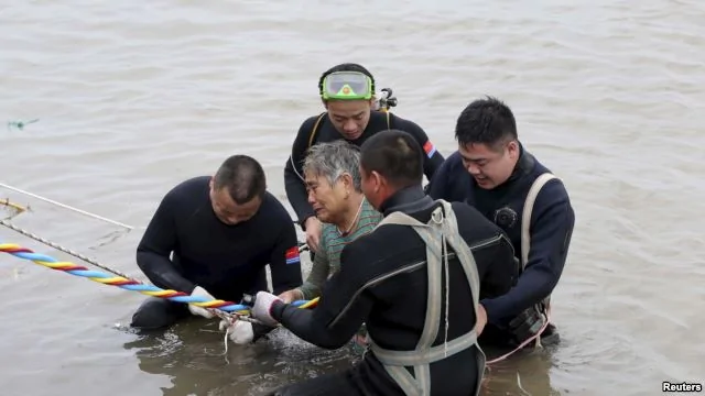 一名從傾覆的長江客輪里被救起的65歲的女性乘客。