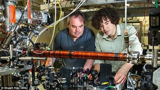 澳大利亚国立大学的物理学家们近日开展了知名的约翰·惠勒延迟选择实验。图为副教授安德鲁·特鲁斯考特(图左)与博士生罗曼·卡基莫夫(图右)